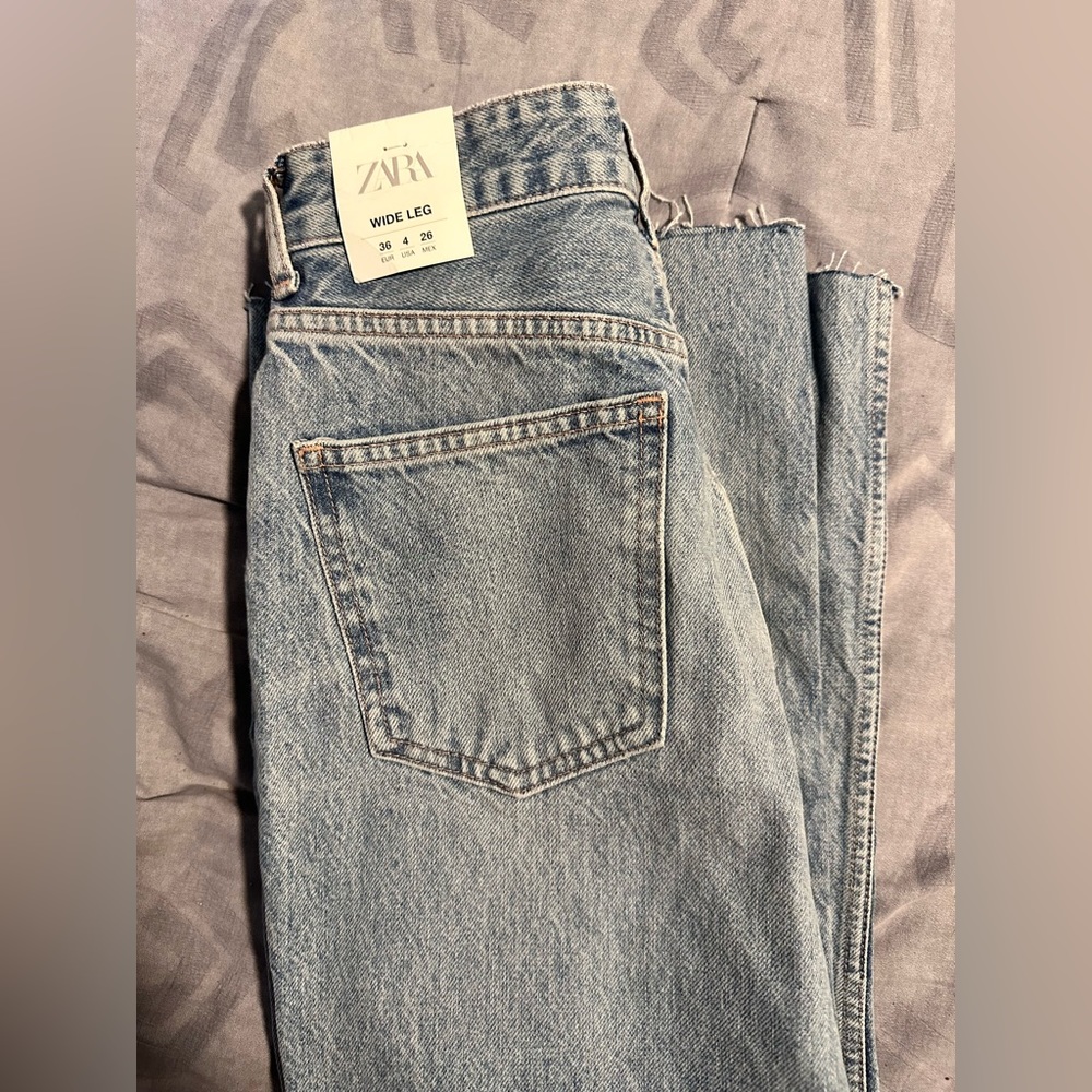 Cute NEW WITH TAGS ZARA JEANS 👖 Size (4) wide leg